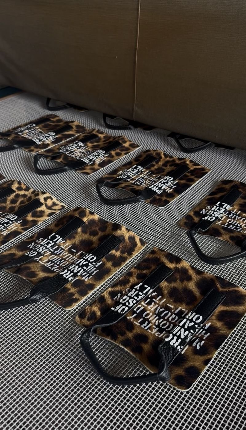 Borse leopardate con scritta stampata