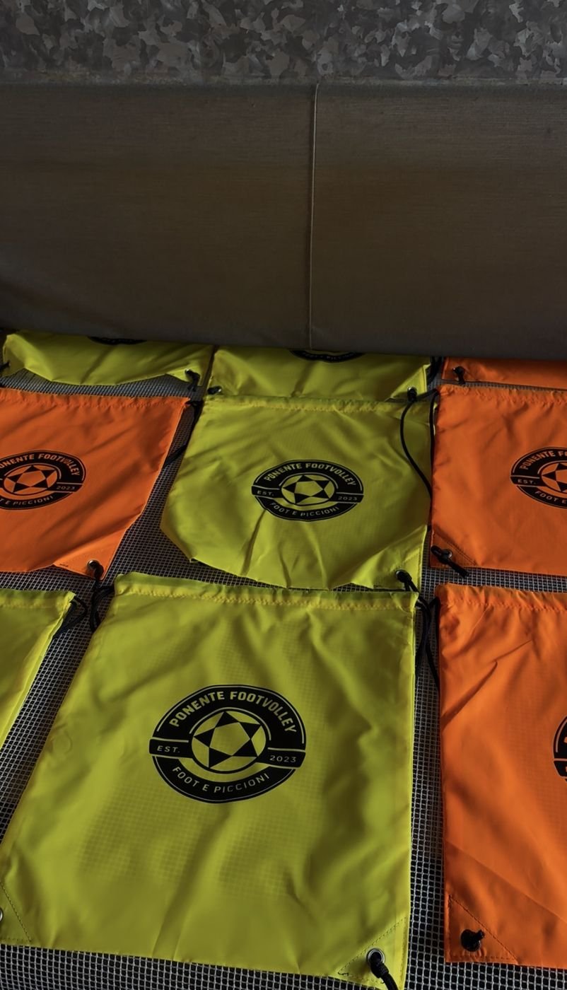 Sacche gialle e arancioni con logo stampato