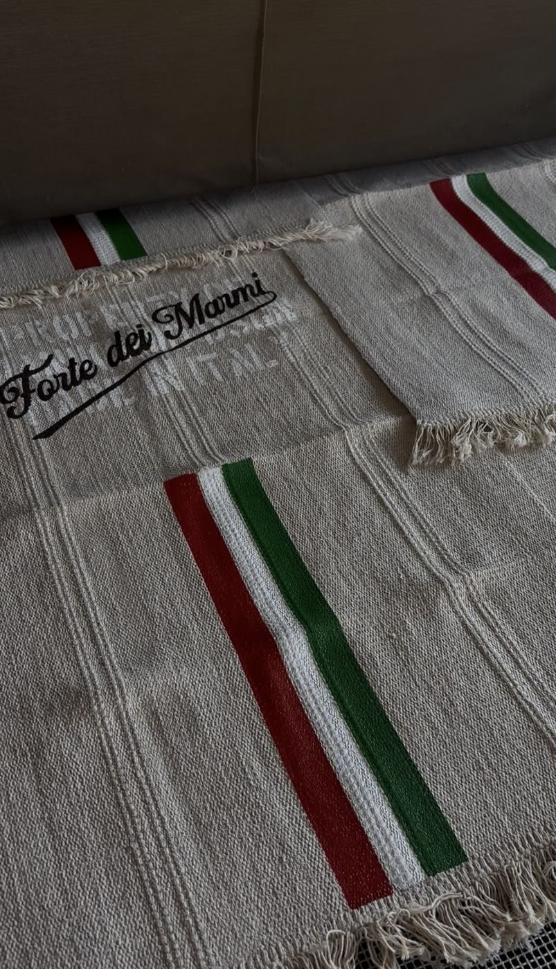 Telo in cotone con scritta e bande tricolori
