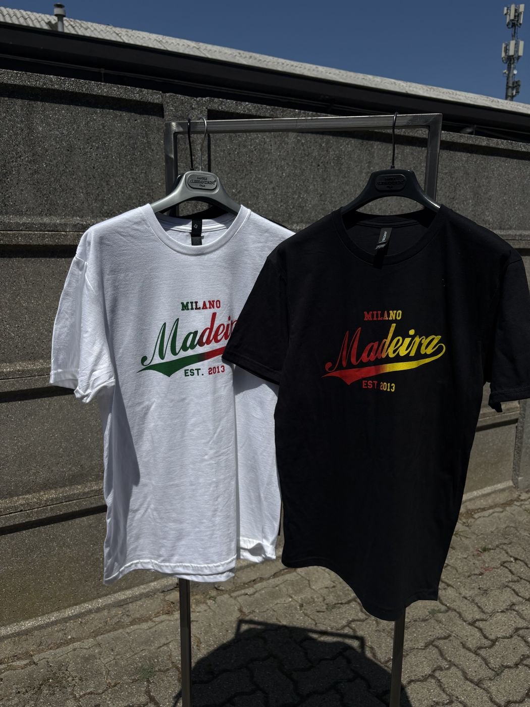 Due t-shirt, bianca e nera, appese allo stender